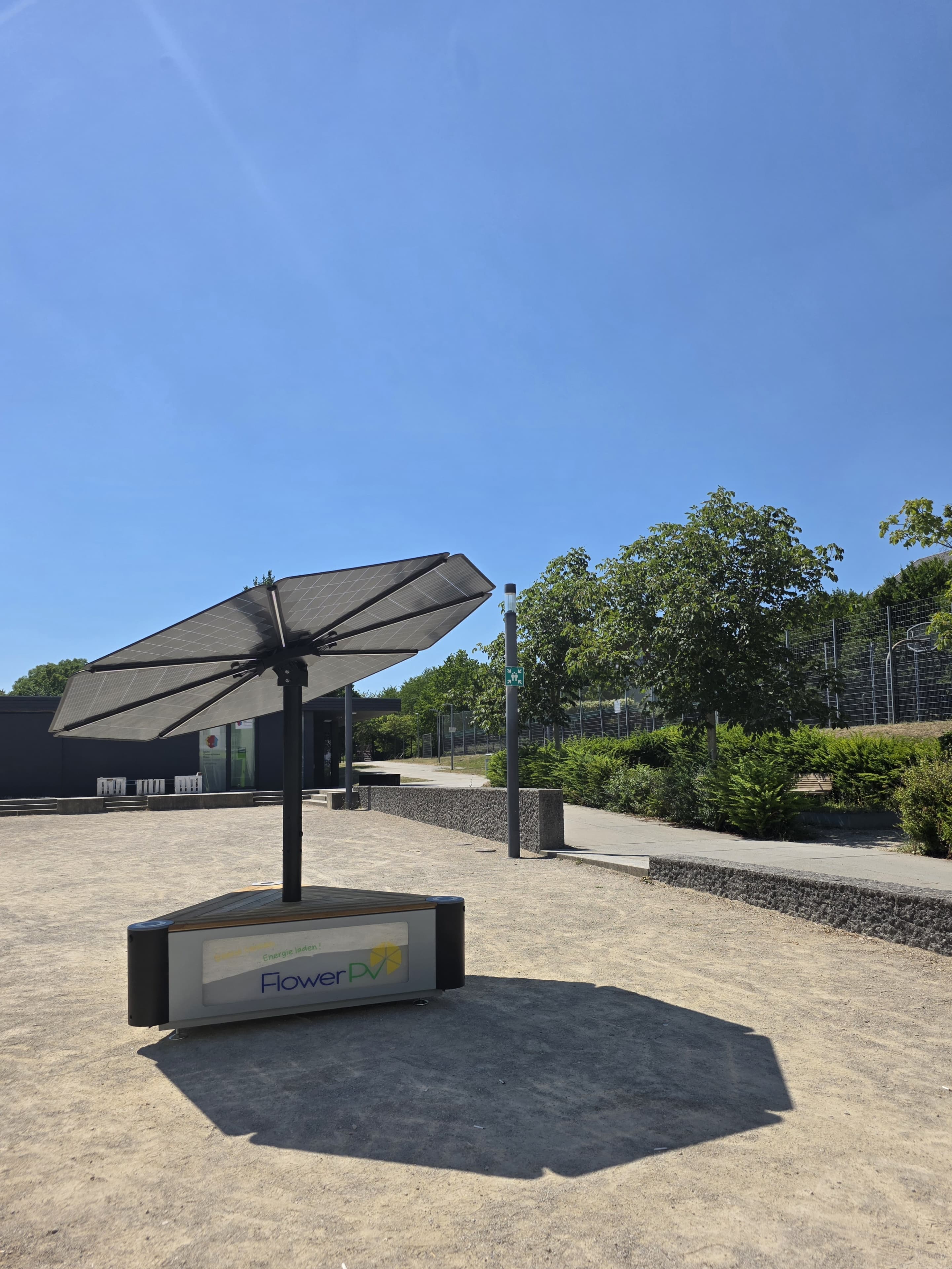 FlowerPV Energieinsel mit Solardach und Sitzbank an einem sonnigen Platz
